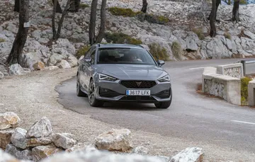 Imagen del CUPRA León tomando una curva en carretera de montaña