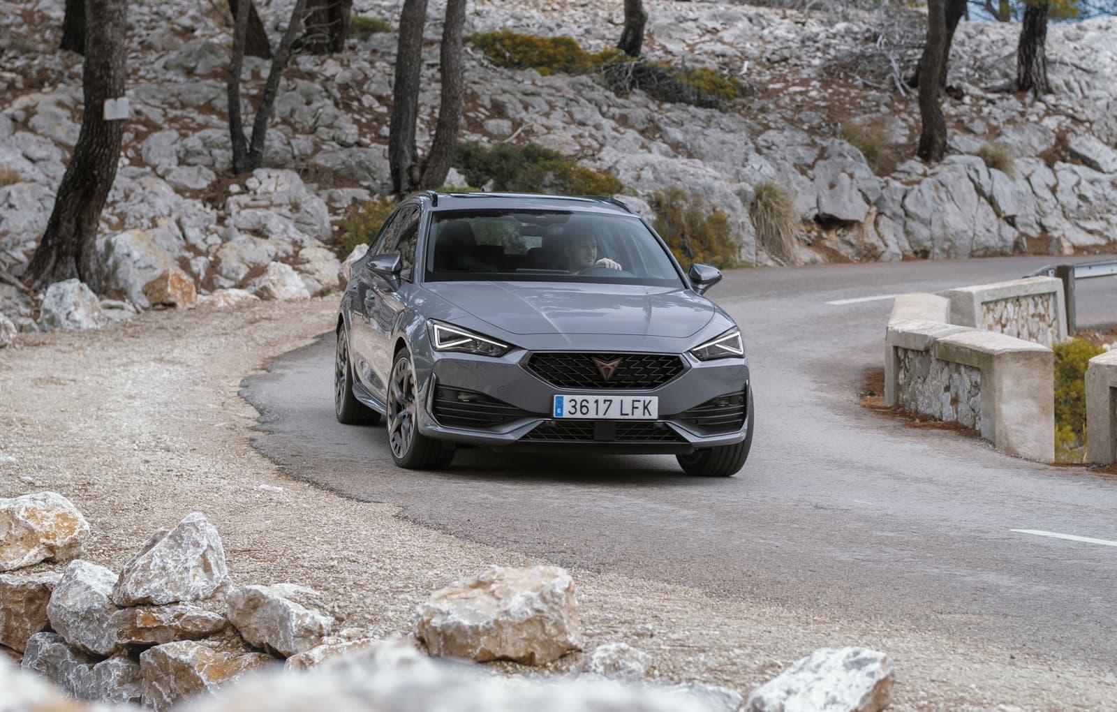Imagen del CUPRA León tomando una curva en carretera de montaña