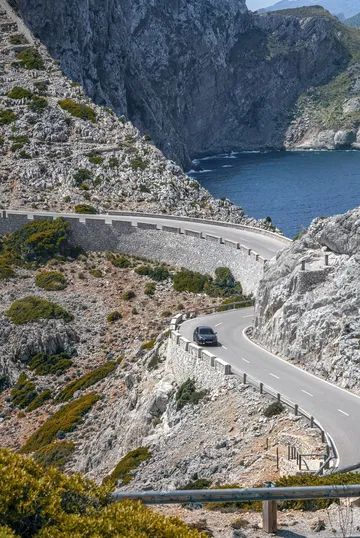 CUPRA León captado tomando curvas en entorno montañoso, destacando su dinamismo.