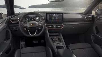 Vista del elegante habitáculo del CUPRA León con asientos de cuero y pantalla táctil.