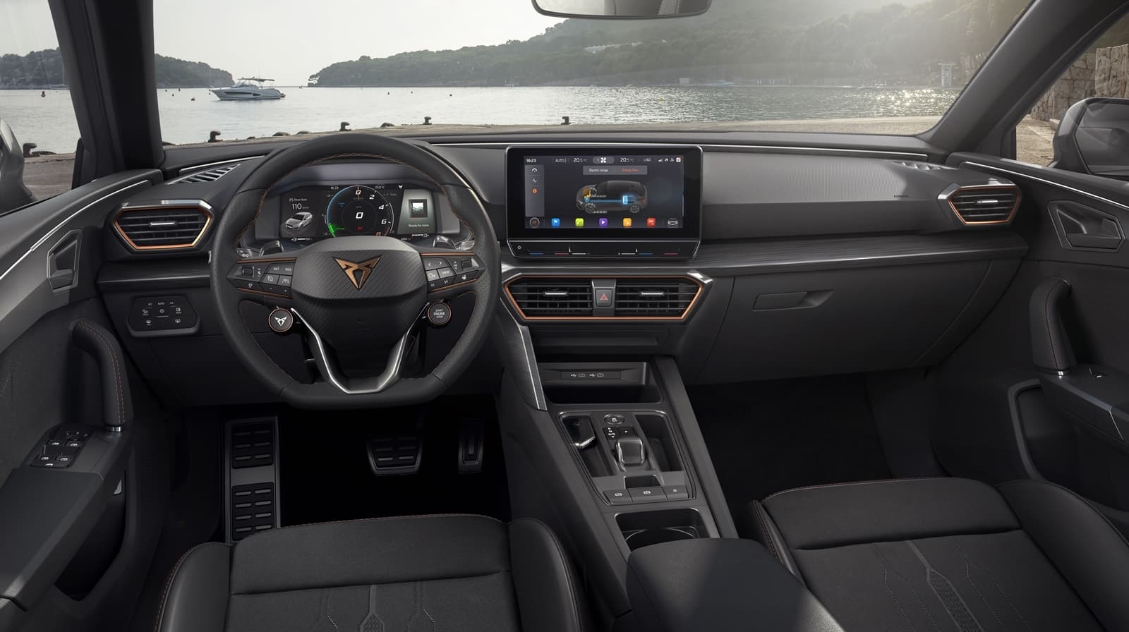 Vista del elegante habitáculo del CUPRA León con asientos de cuero y pantalla táctil.