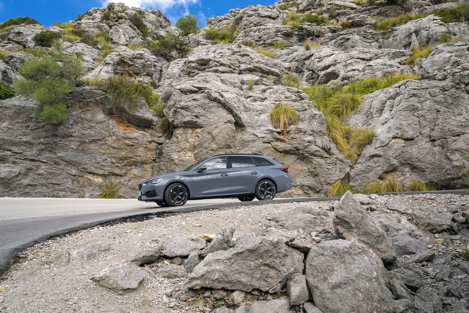 Vista lateral del CUPRA León apreciando su diseño en un entorno de montaña