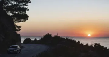 Silueta lateral del CUPRA León al atardecer, destacando su diseño deportivo