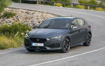 Vista dinámica lateral del CUPRA León, destacando su perfil deportivo