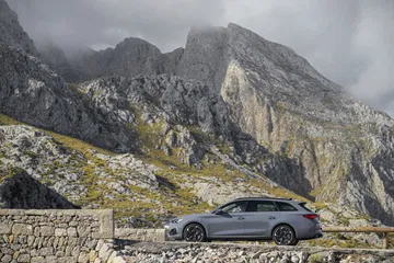 Vista lateral del CUPRA León apreciando su dinámica silueta.