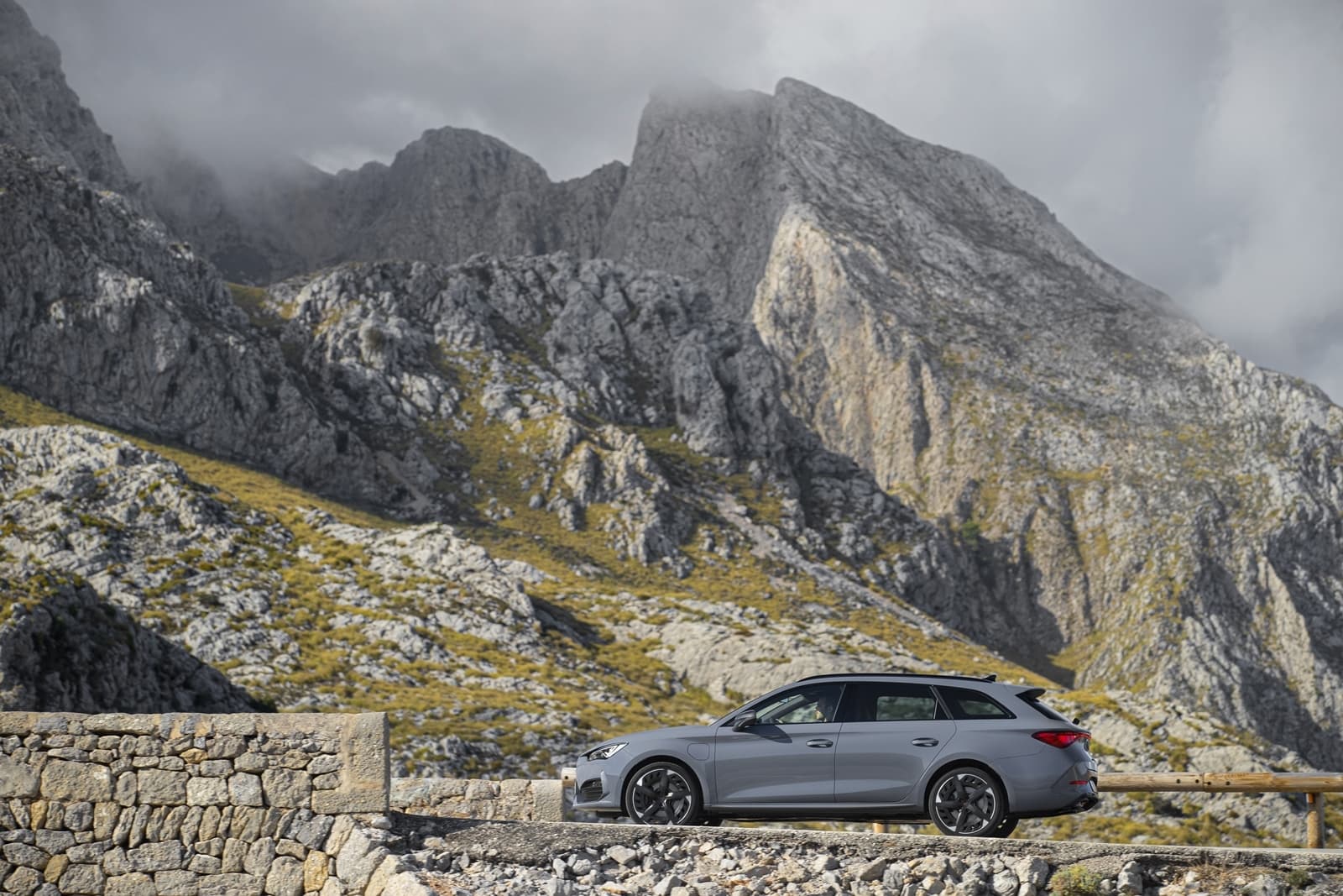 Vista lateral del CUPRA León apreciando su dinámica silueta.