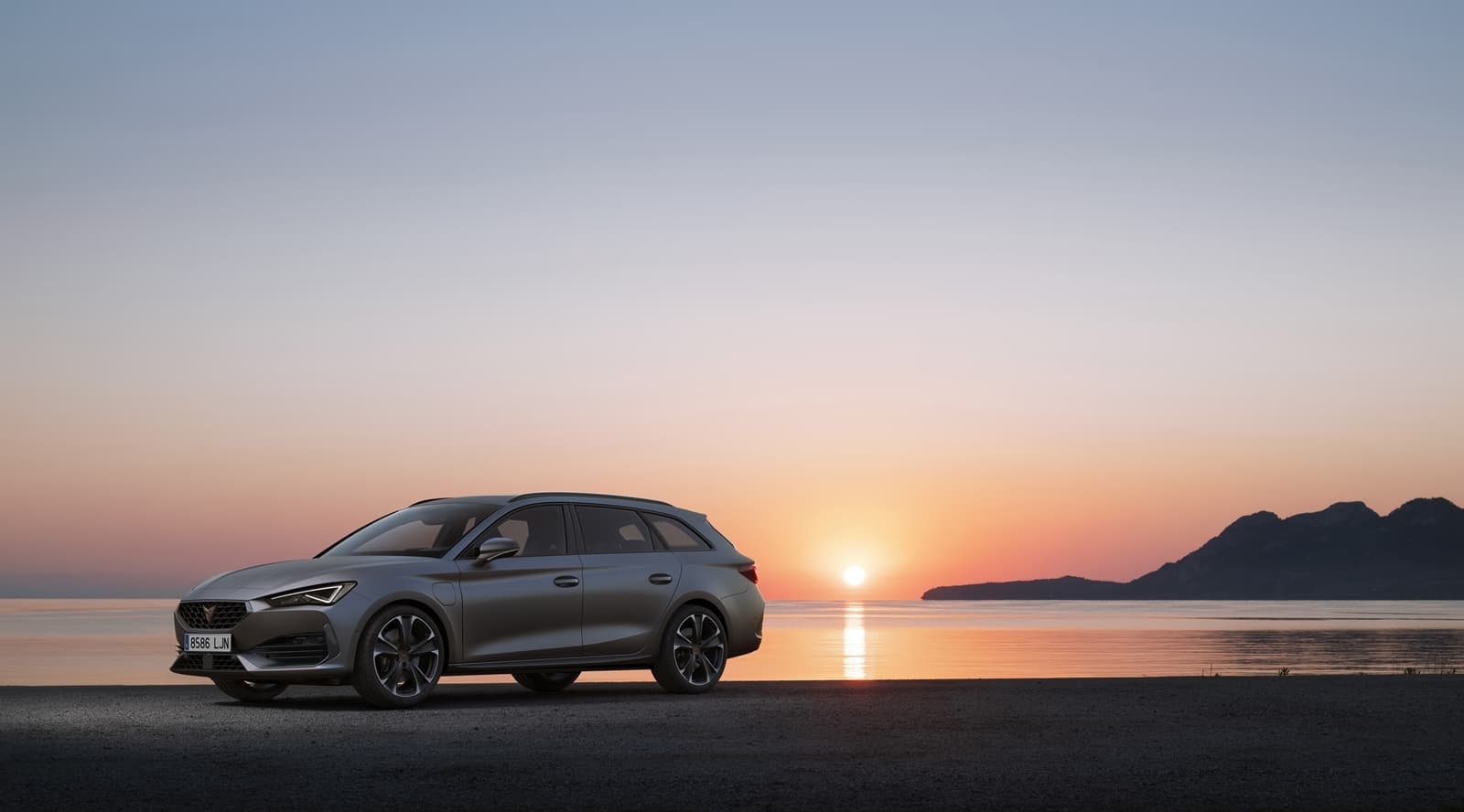 Vista lateral del CUPRA León al atardecer, destacando su diseño dinámico.