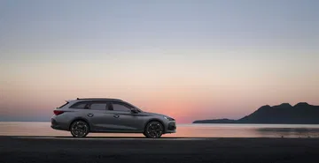 El CUPRA León muestra su perfil lateral elegante al amanecer.