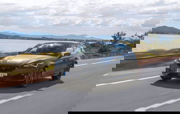 Vista dinámica del CUPRA León mostrando su perfil y frontal agresivos