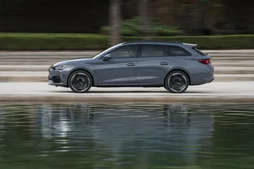 Vista lateral del CUPRA León en movimiento, destacando su diseño deportivo.