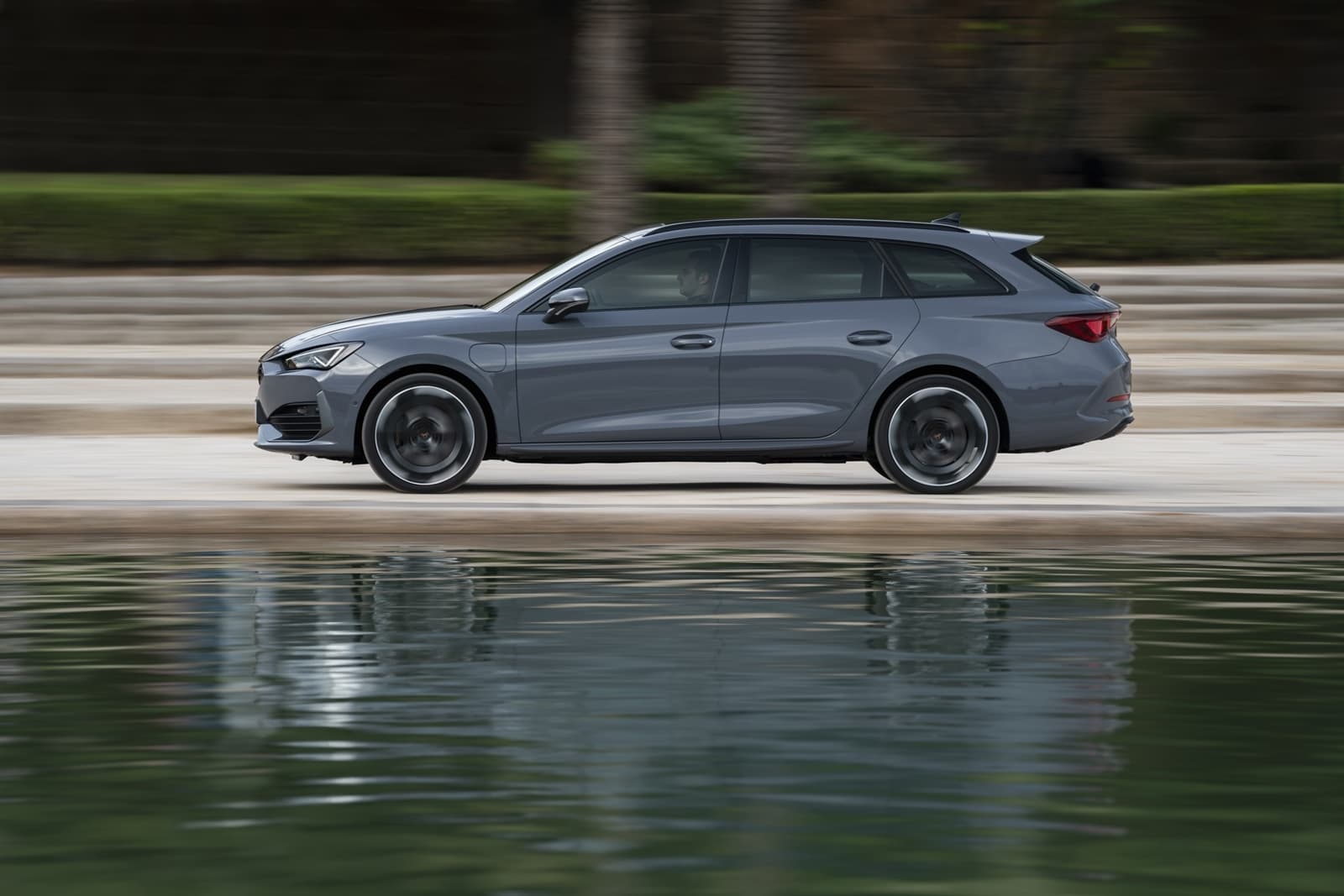 Vista lateral del CUPRA León en movimiento, destacando su diseño deportivo.