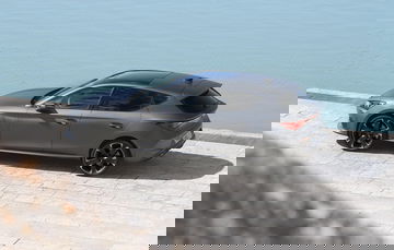 Perfil lateral del CUPRA León mostrando su diseño aerodinámico.