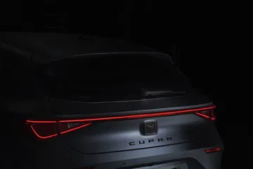 Vista nocturna de los pilotos LED traseros del CUPRA León.