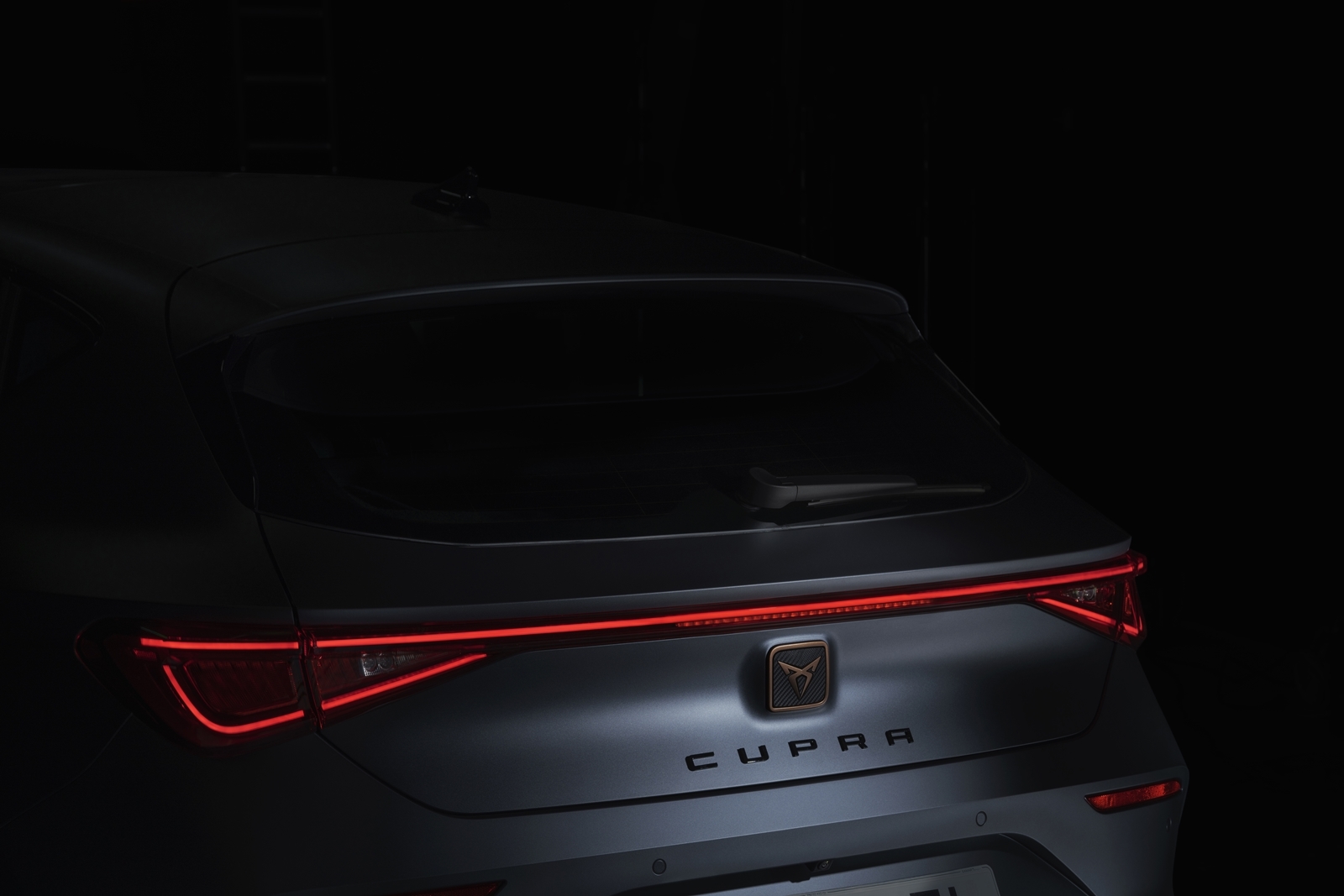 Vista nocturna de los pilotos LED traseros del CUPRA León.