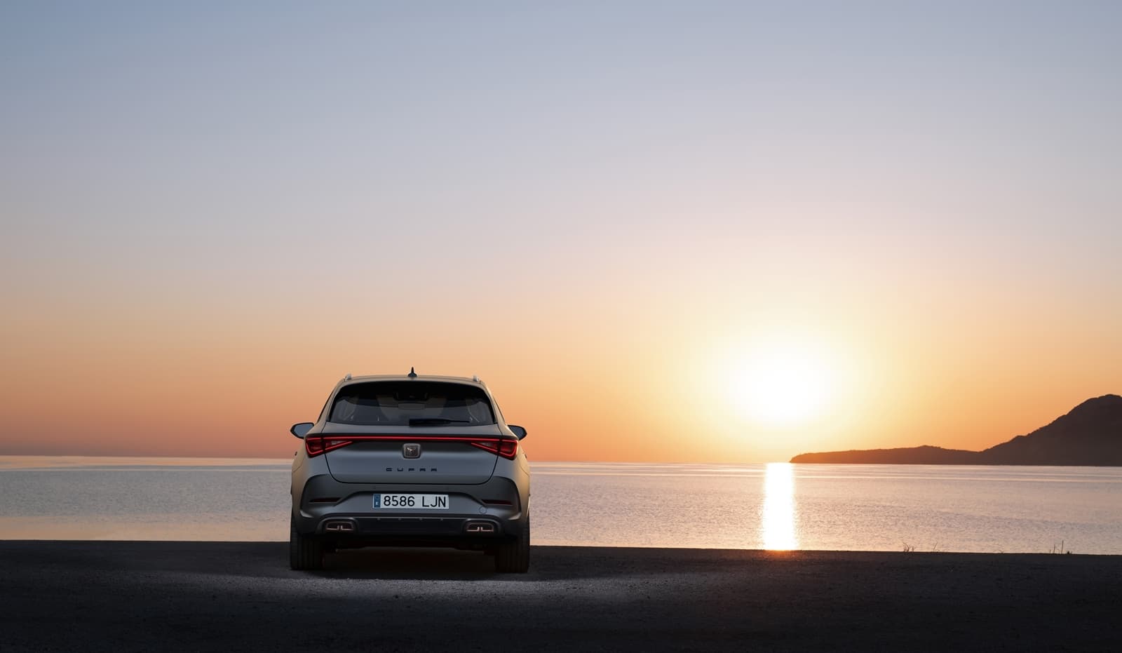 CUPRA León mostrando su zaga imponente durante un atardecer.
