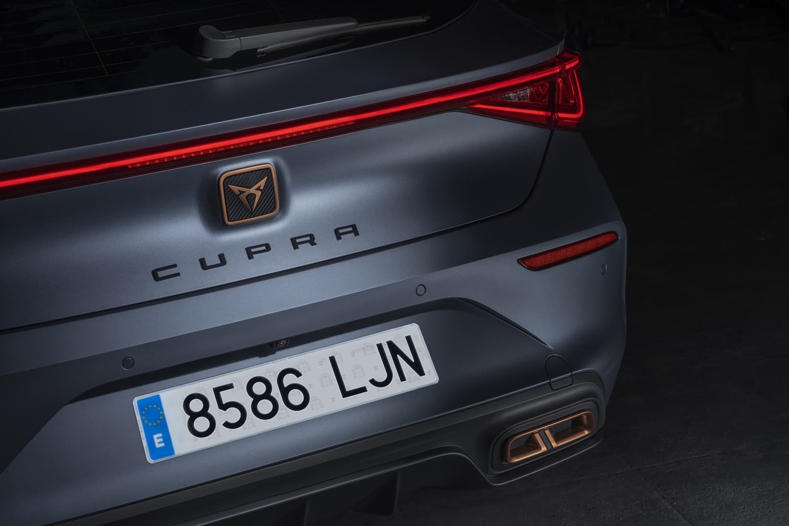 Vista trasera del CUPRA León destacando su zaga deportiva y distintivos LED.