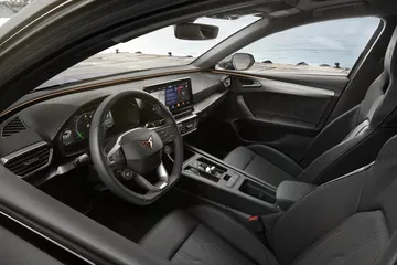 Vista lateral del habitáculo que destaca volante y consola central del CUPRA León.