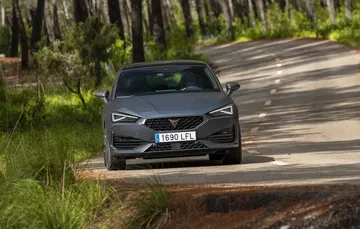 Vista dinámica del CUPRA León enfatizando diseño frontal y líneas laterales