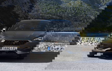 Vista frontal del CUPRA León, destacando su diseño agresivo y moderno.