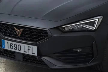 Primer plano del frontal del CUPRA León destacando su parrilla y ópticas afiladas.