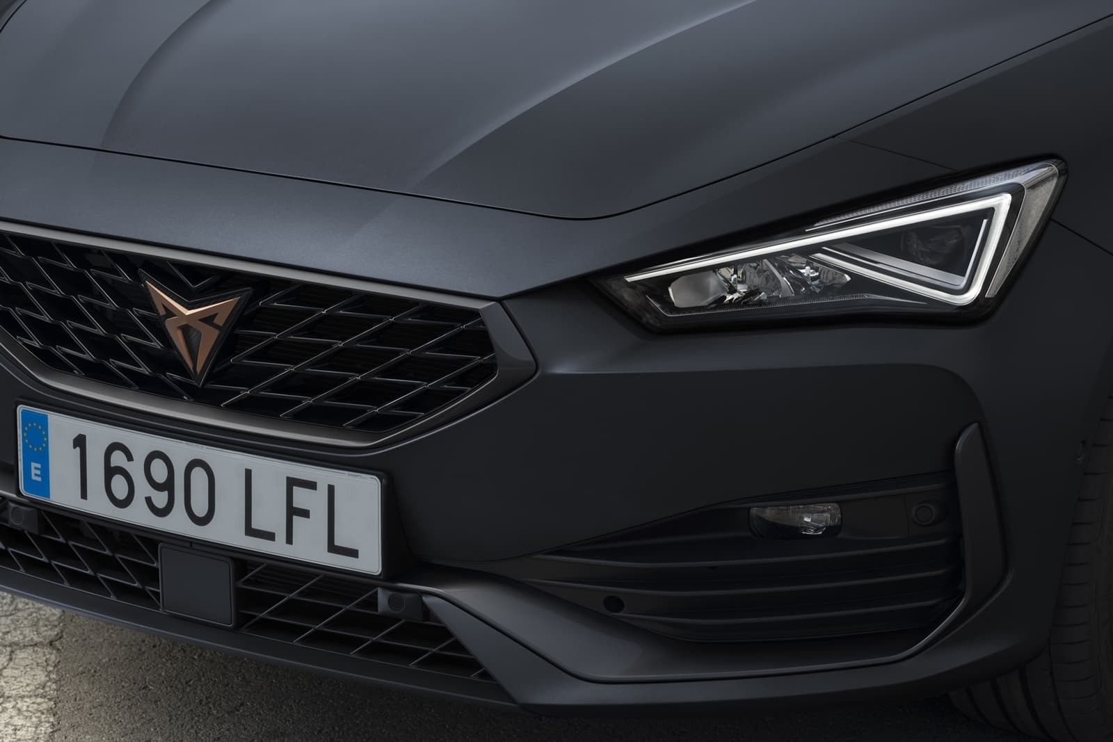 Primer plano del frontal del CUPRA León destacando su parrilla y ópticas afiladas.
