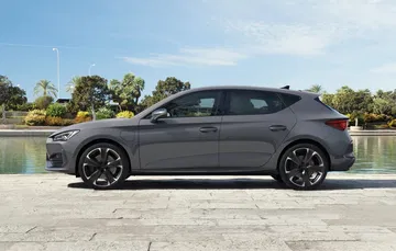 Vista lateral del CUPRA León mostrando su diseño dinámico y llantas deportivas