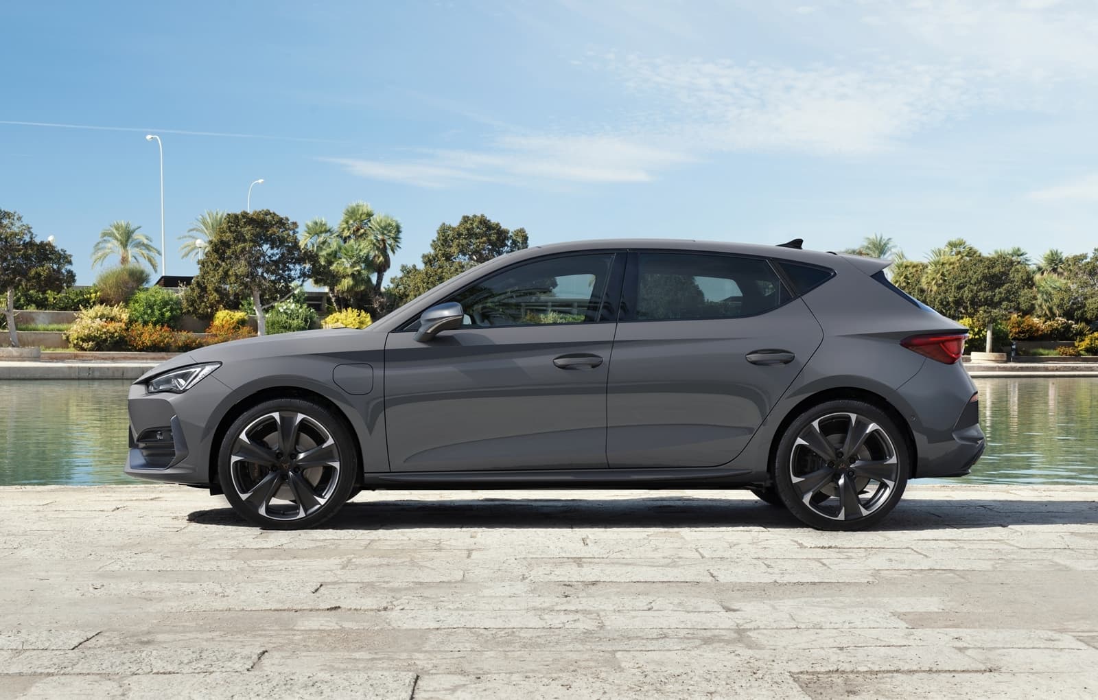 Vista lateral del CUPRA León mostrando su diseño dinámico y llantas deportivas