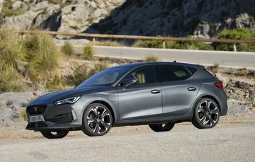 Vista lateral del CUPRA León mostrando su diseño deportivo y llantas exclusivas.