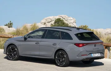 Vista lateral del CUPRA León destacando su silueta deportiva y aerodinámica.