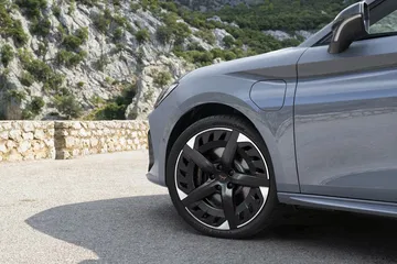 Vista de ángulo bajo que destaca las llantas de aleación exclusivas de CUPRA León.