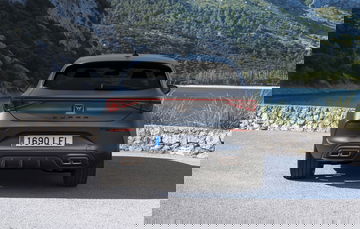 Vista posterior del CUPRA León mostrando su diseño de escape y pilotos.