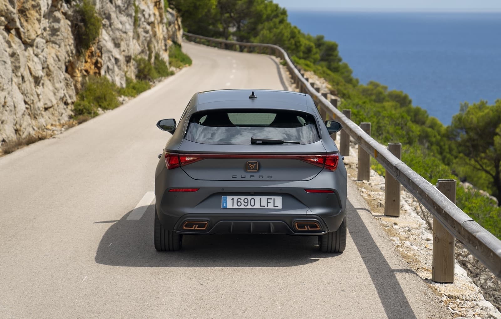 Vista trasera del CUPRA León destacando su diseño deportivo y modernas luces.