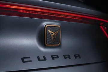 Vista cercana del emblema CUPRA en detalle.