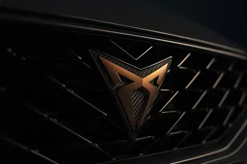 Primer plano del emblema CUPRA en la parrilla del León.
