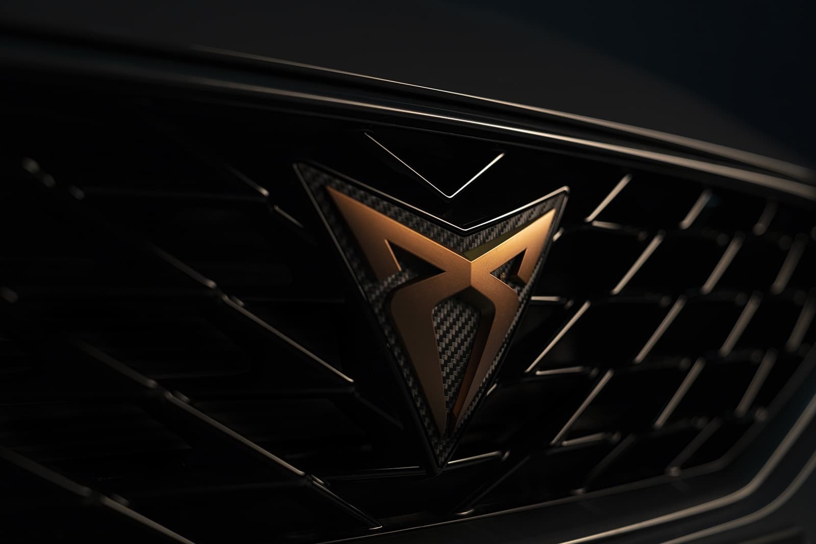 Primer plano del emblema CUPRA en la parrilla del León.