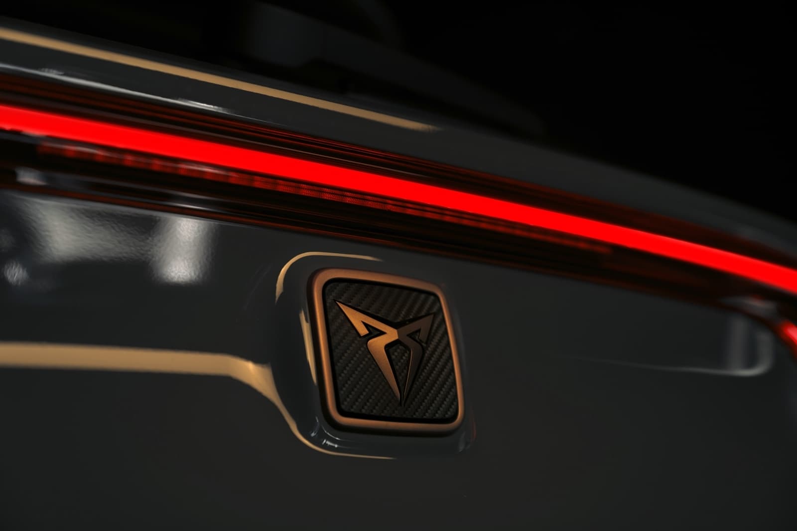 Vista cercana del emblema de CUPRA en el León, destacando su diseño distintivo.
