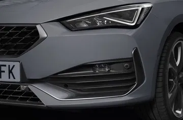 Primer plano del faro delantero con diseño angular del CUPRA León.