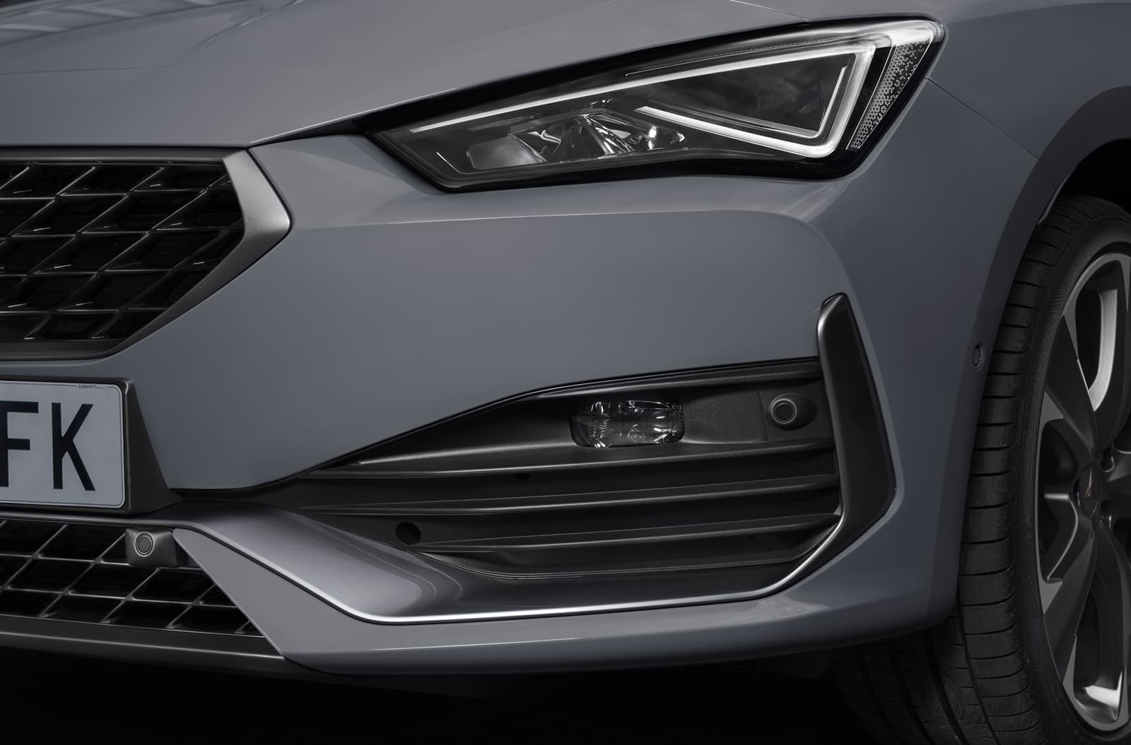Primer plano del faro delantero con diseño angular del CUPRA León.