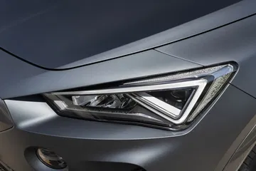 Faro Full LED con diseño triangular del CUPRA Formentor.