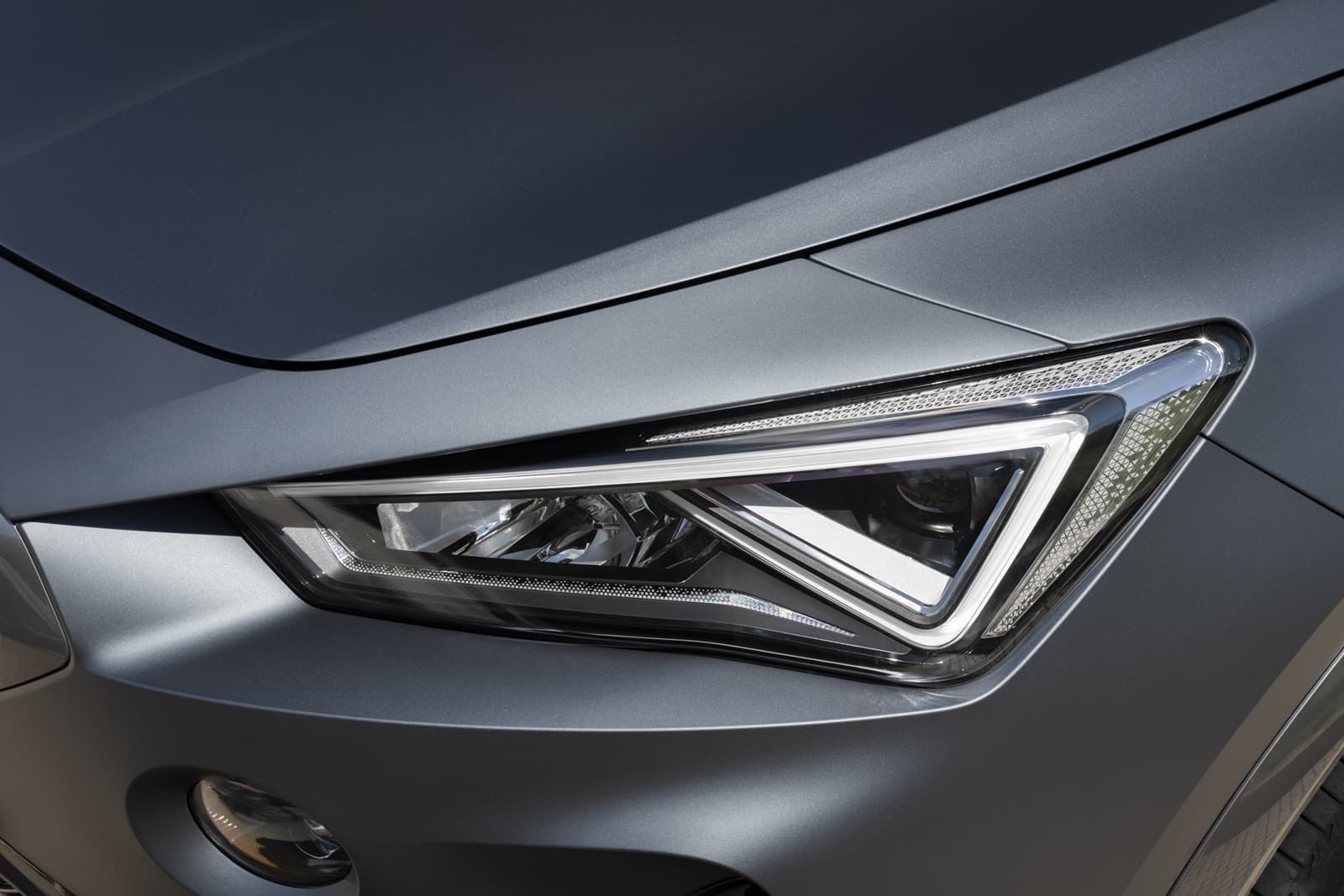 Faro Full LED con diseño triangular del CUPRA Formentor.