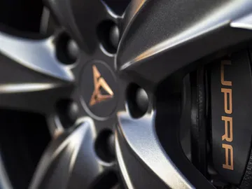 Rueda deportiva CUPRA con diseño exclusivo y frenos potenciados.