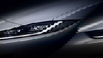 Vista cercana del diseño de las luces del Jaguar XE.