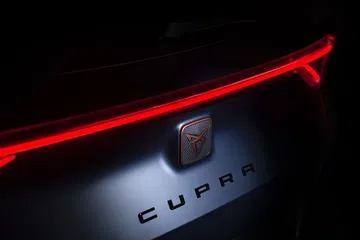 Vista de la luz trasera LED que realza la identidad nocturna del CUPRA Formentor