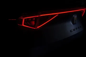 Vista de la distintiva luz trasera LED del CUPRA Formentor.