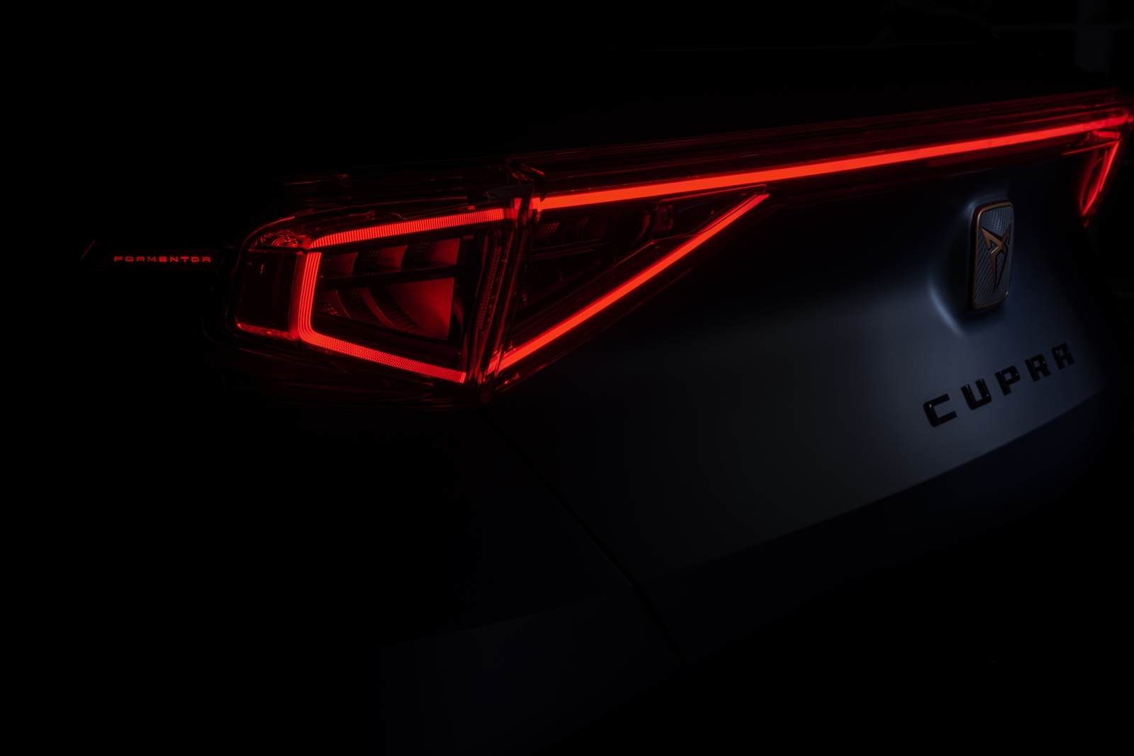 Vista de la distintiva luz trasera LED del CUPRA Formentor.