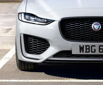 Vista cercana de la parrilla delantera del Jaguar XE, destacando su diseño y emblema.