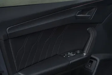 Vista de la manija y controles en la puerta del CUPRA León.