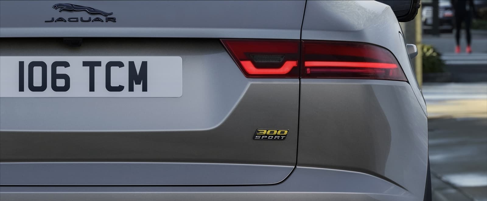 Vista parcial trasera lateral del Jaguar E-PACE destacando la luz y diseño de carrocería.