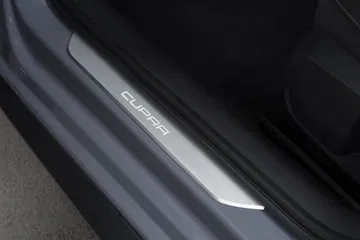 Umbral de puerta del CUPRA León con acabado metálico y logotipo.