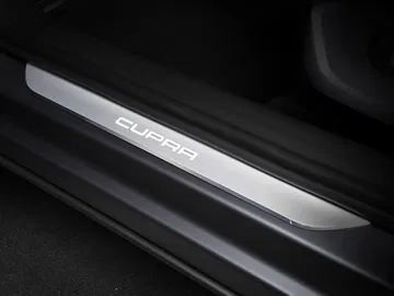 Umbral de la puerta iluminado con el logotipo de CUPRA.